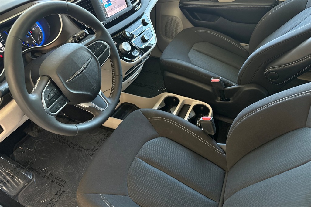 2022 Chrysler Voyager LX photo 9
