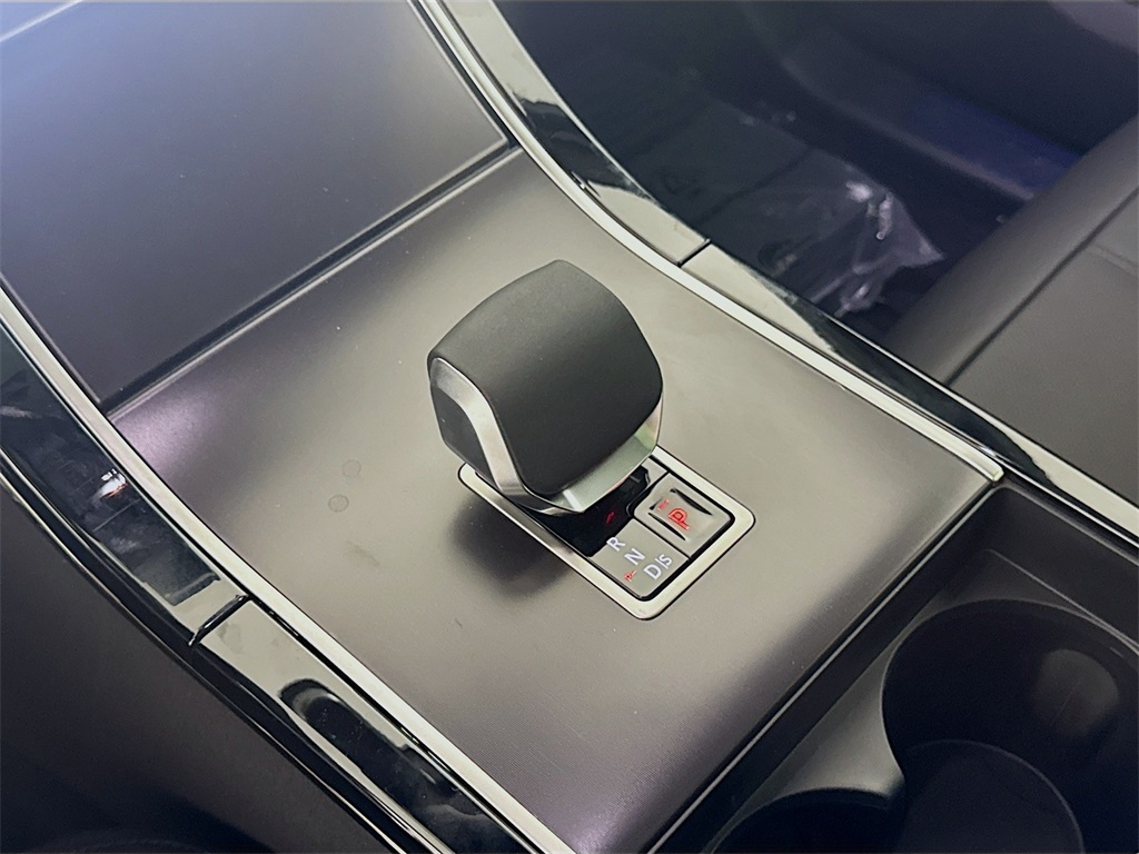 2026 Land Rover Range Rover Velar SE photo 14