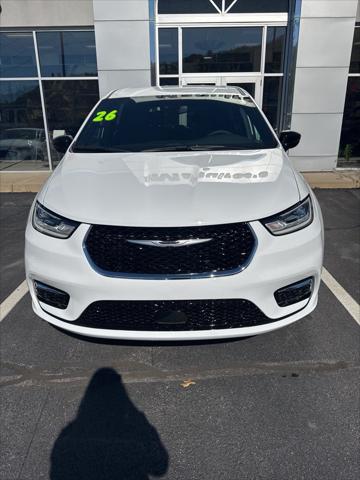 2026 Chrysler Pacifica Select's photo