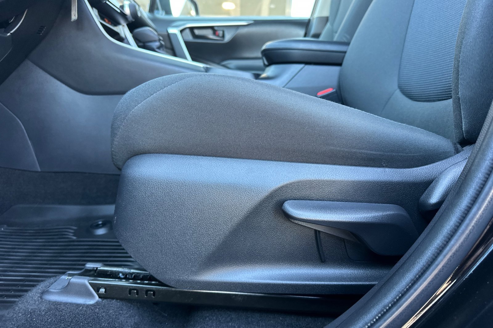 2022 Toyota RAV4 LE photo 11