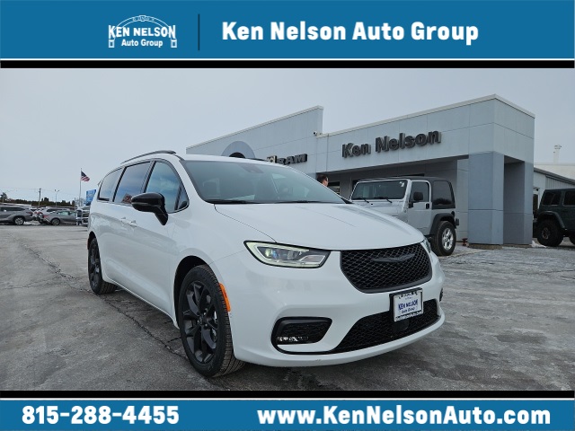 2026 Chrysler Pacifica Select's photo