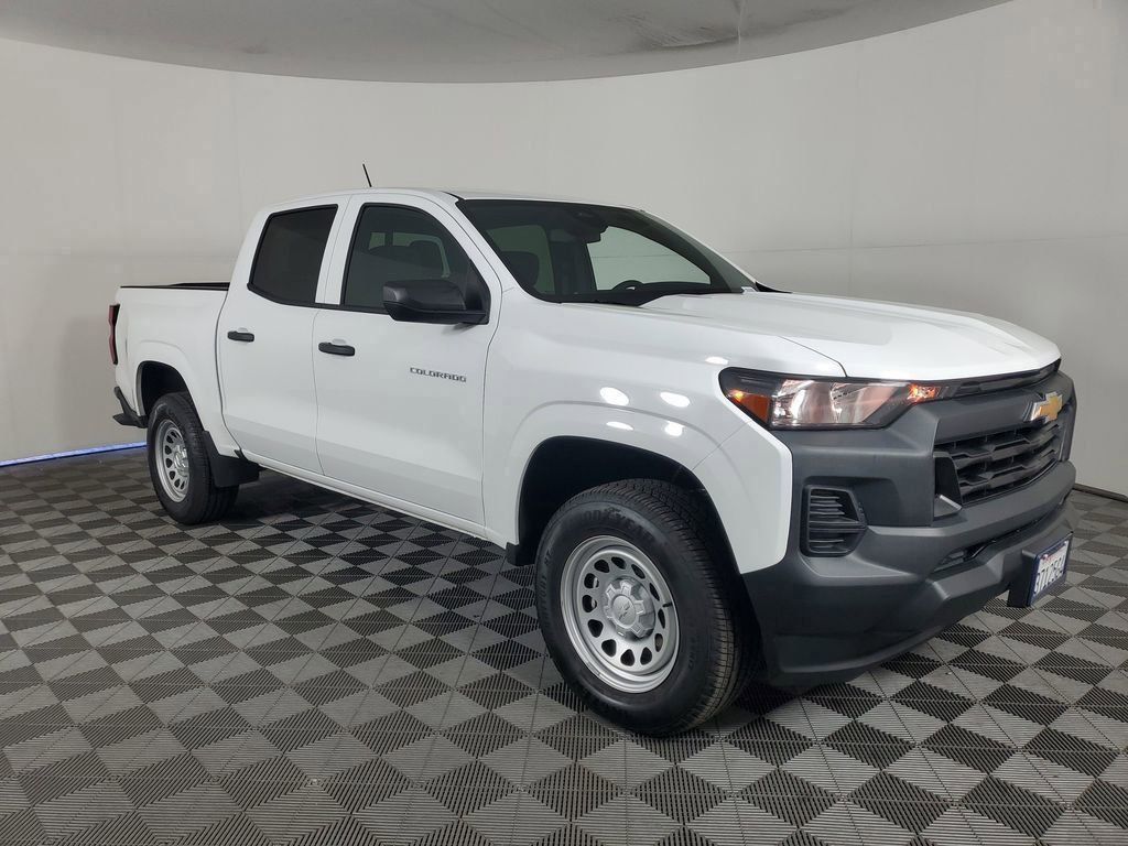 2025 Chevrolet Colorado LT photo 2
