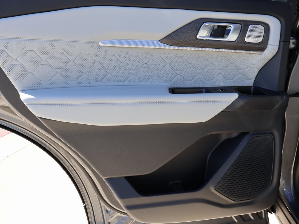2025 Ford Explorer Platinum photo 18