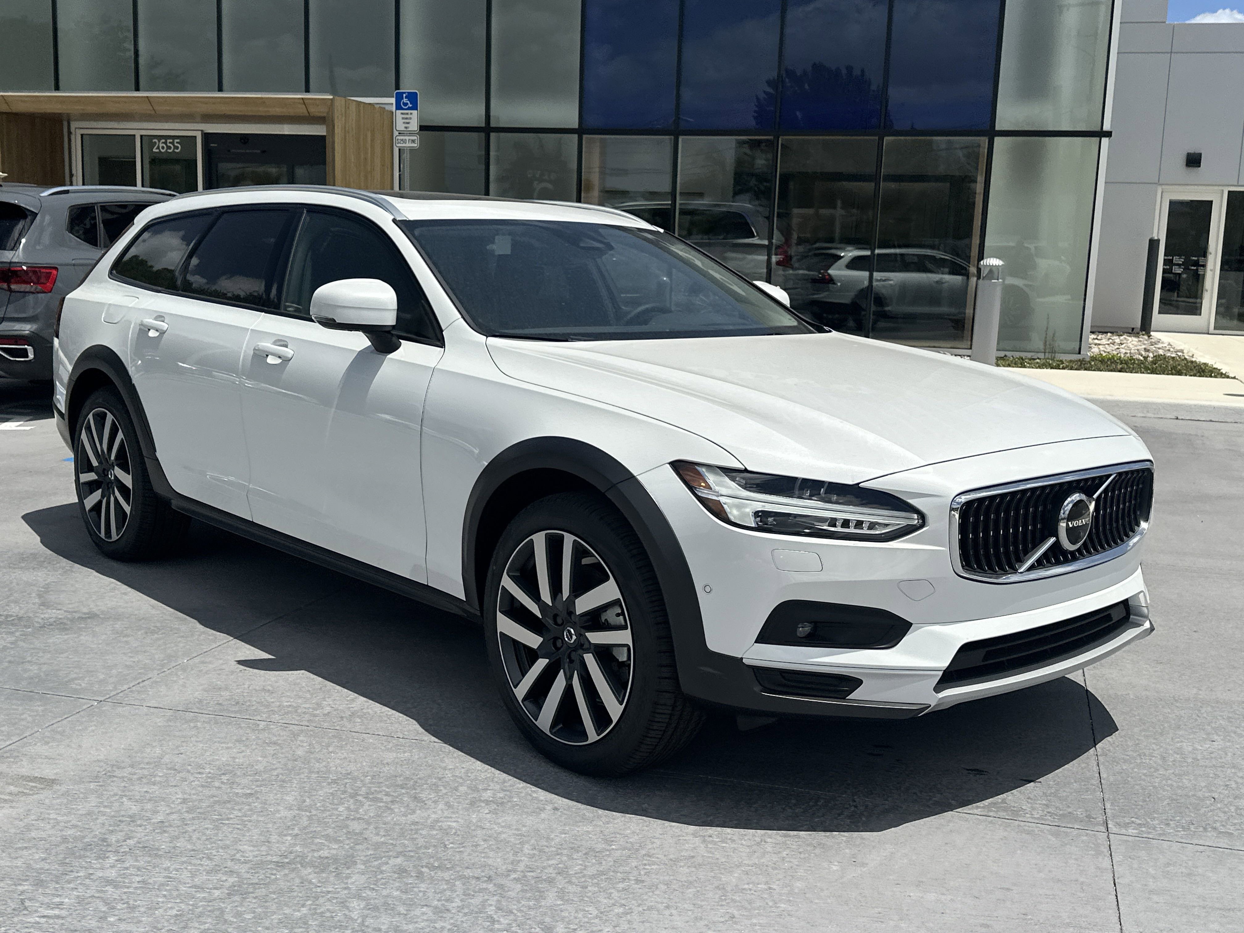2025 Volvo V90 Cross Country B6 AWD Plus photo 3