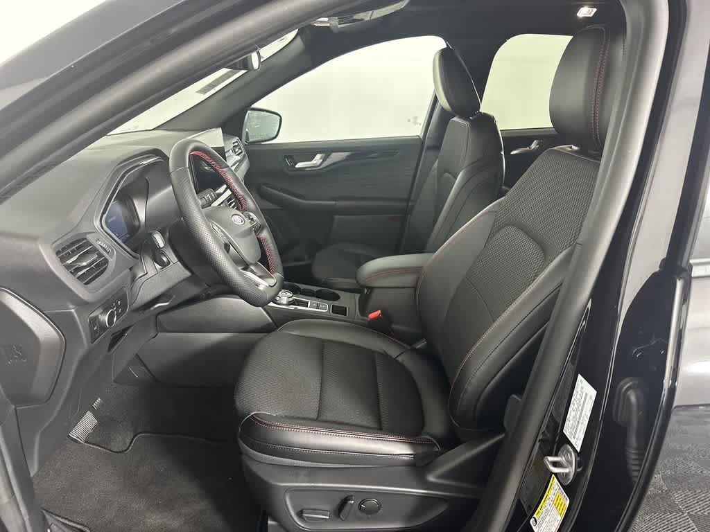 2025 Ford Escape ST-Line photo 4