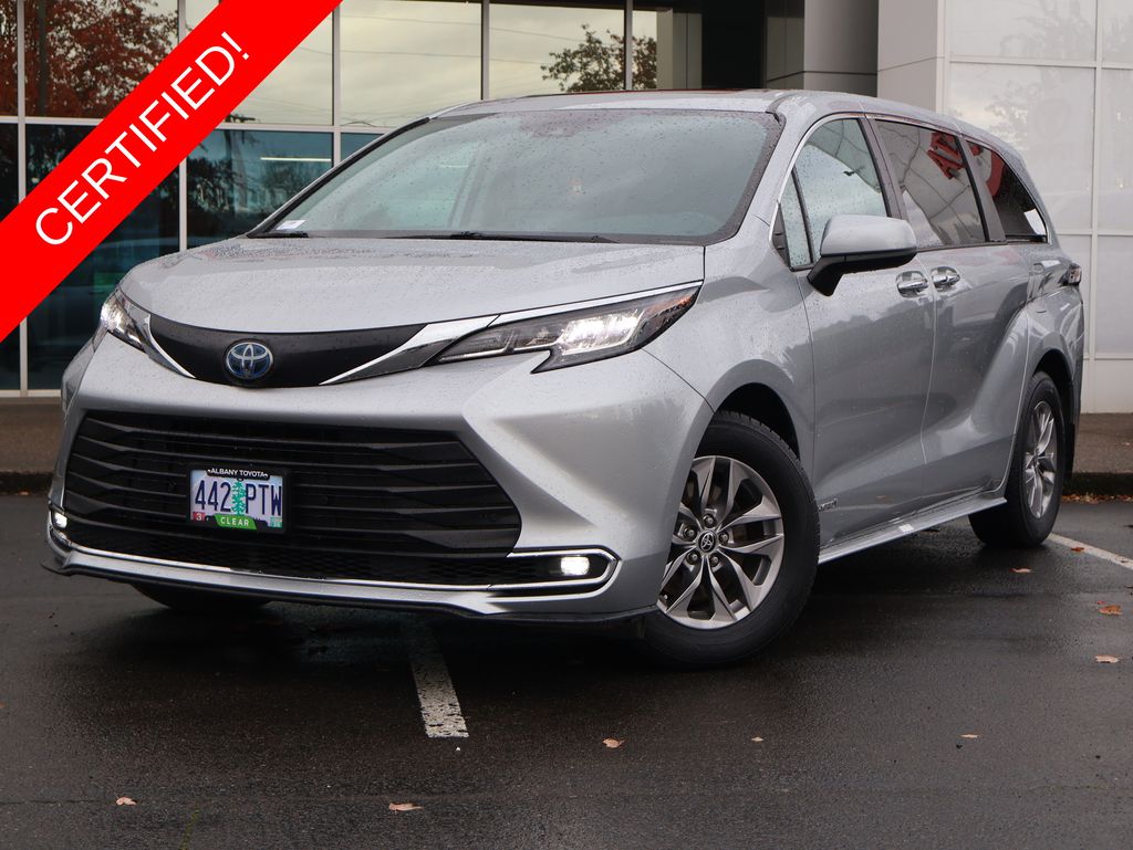 2021 Toyota Sienna XLE's photo