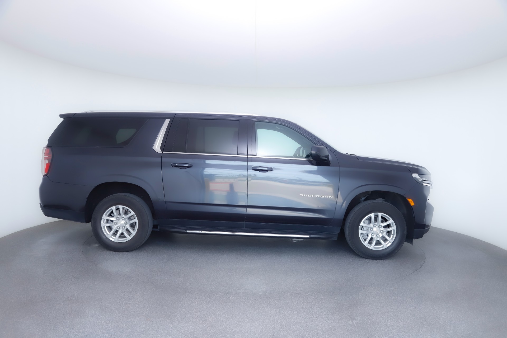2023 Chevrolet Suburban LT photo 9