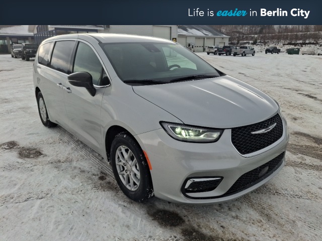 2026 Chrysler Pacifica Select's photo