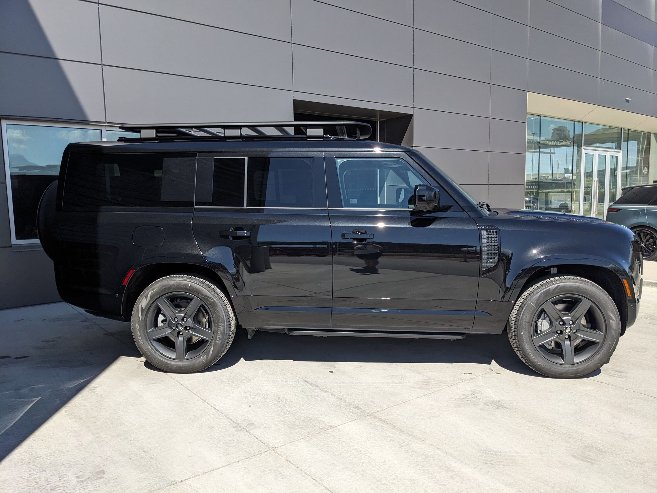 2025 Land Rover Defender 130 X-Dynamic SE photo 4