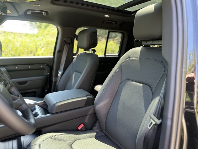 2025 Land Rover Defender 130 X-Dynamic SE photo 14