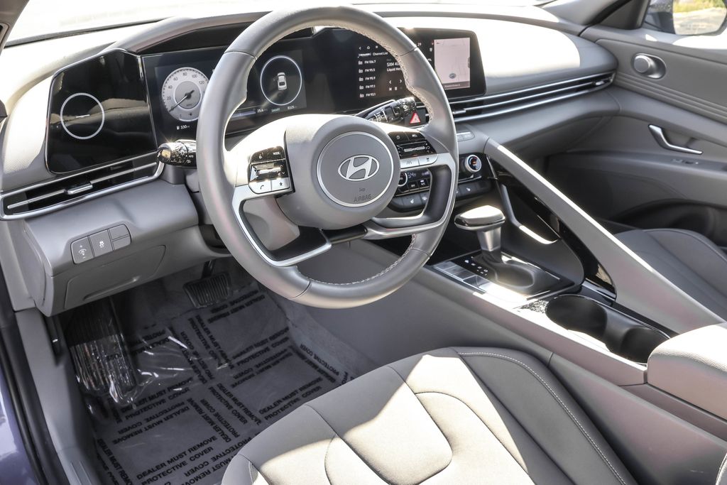 2025 Hyundai Elantra SEL Convenience photo 3