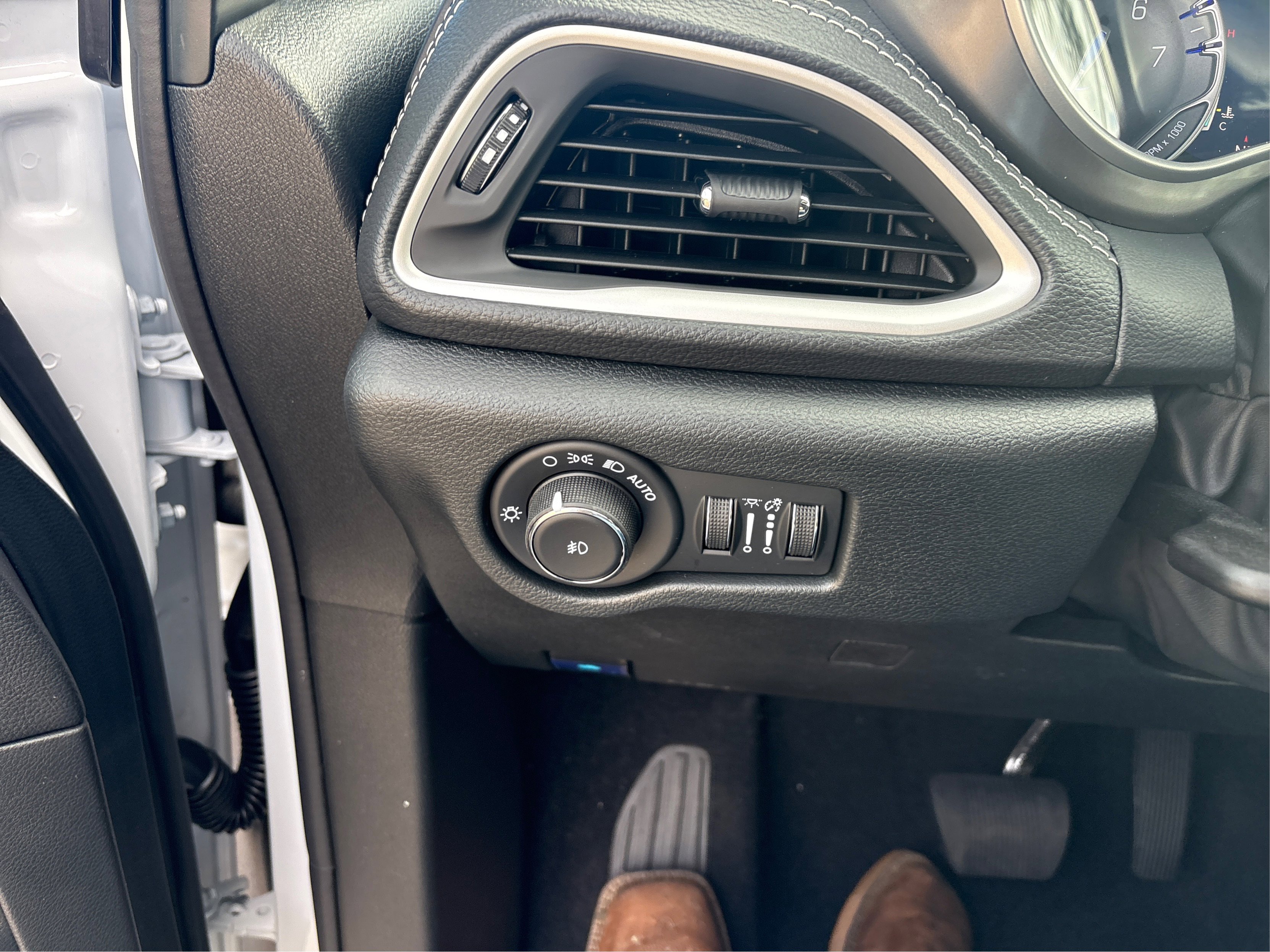 2026 Chrysler Pacifica photo 14