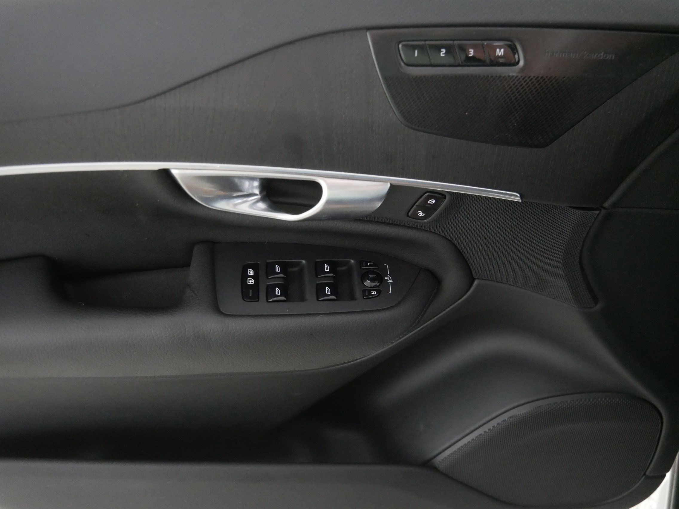 2020 Volvo XC90 Momentum AWD photo 19