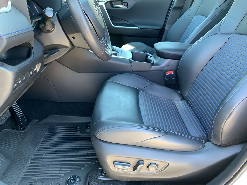 2022 Toyota RAV4 Hybrid XSE photo 6