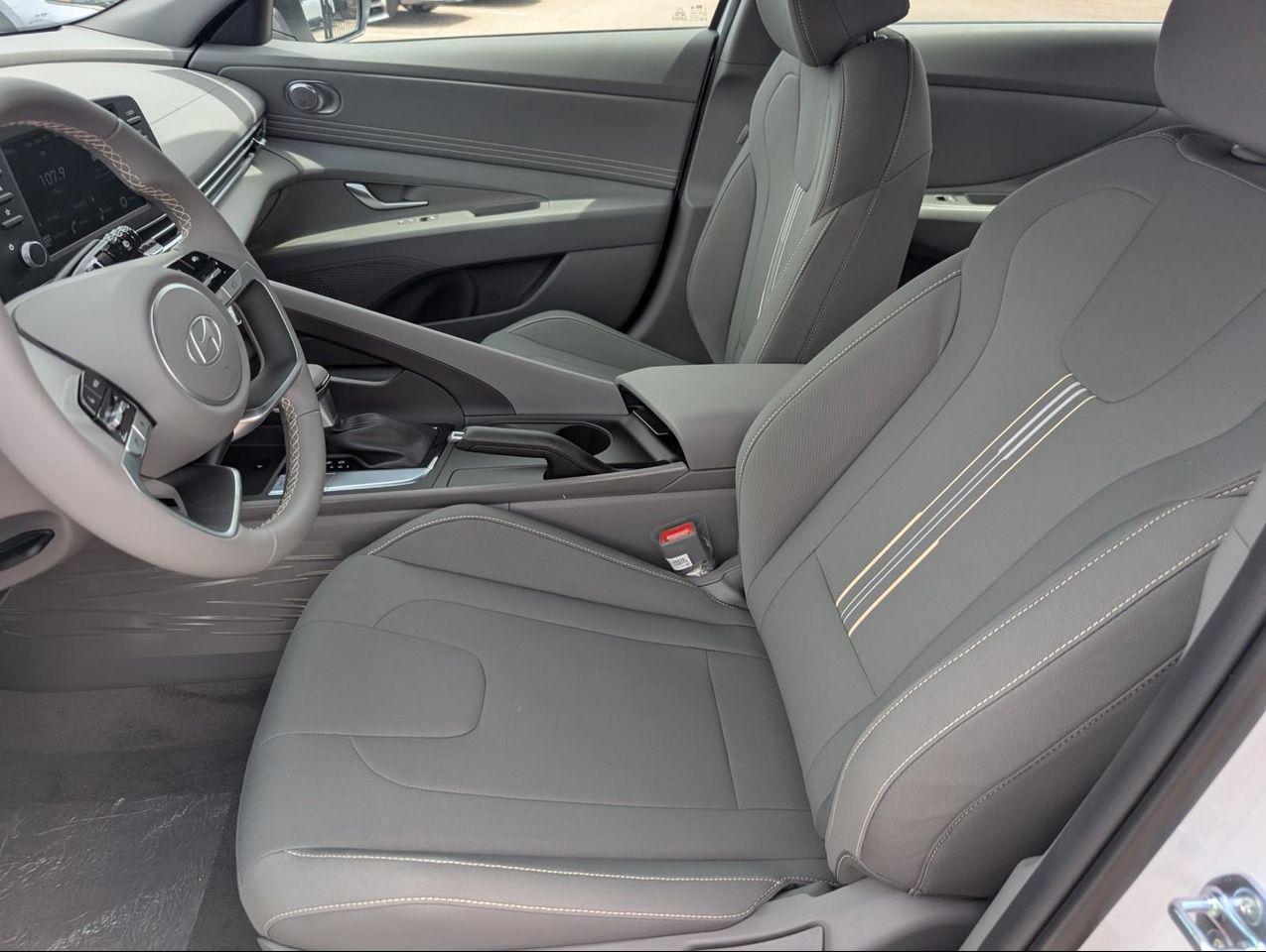 2025 Hyundai Elantra SEL Sport photo 10