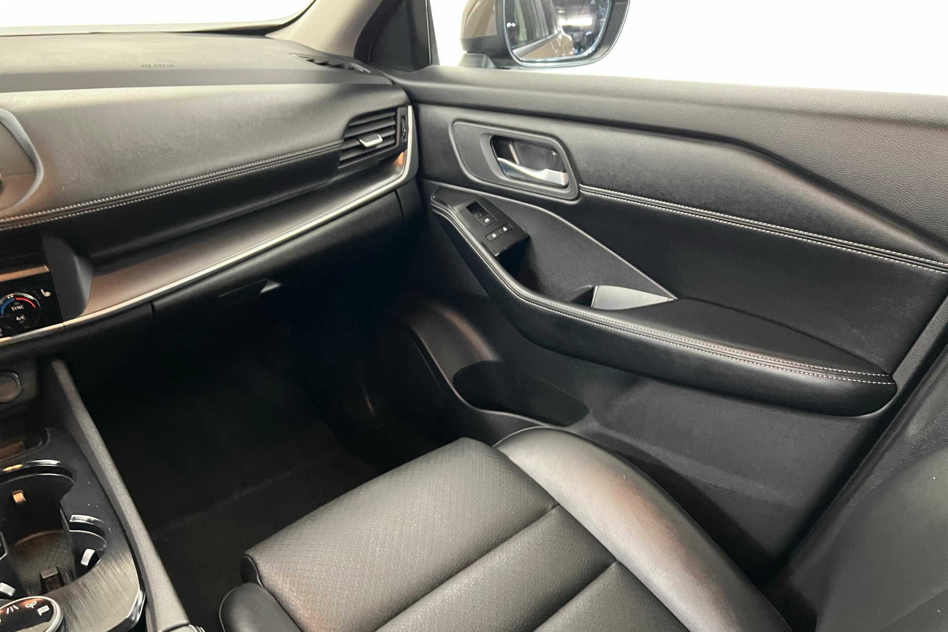 2024 Nissan Rogue SV photo 10
