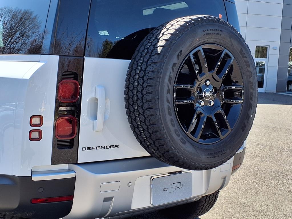 2025 Land Rover Defender 90 S photo 18