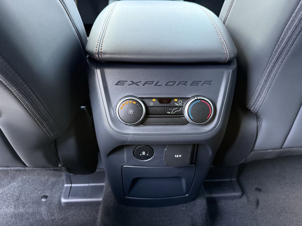 2025 Ford Explorer photo 2