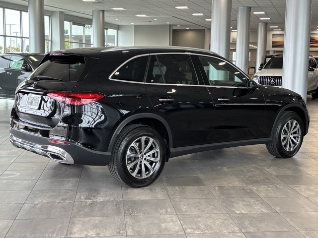 2025 Mercedes Benz GLC 300 photo 3