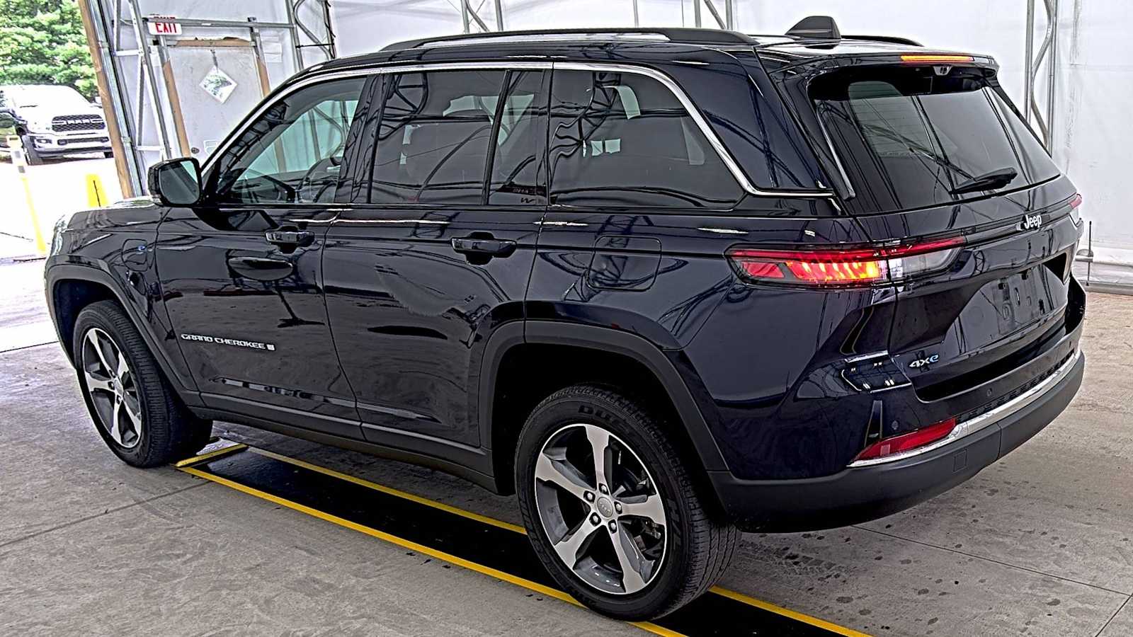 2023 Jeep Cherokee 4xe photo 3