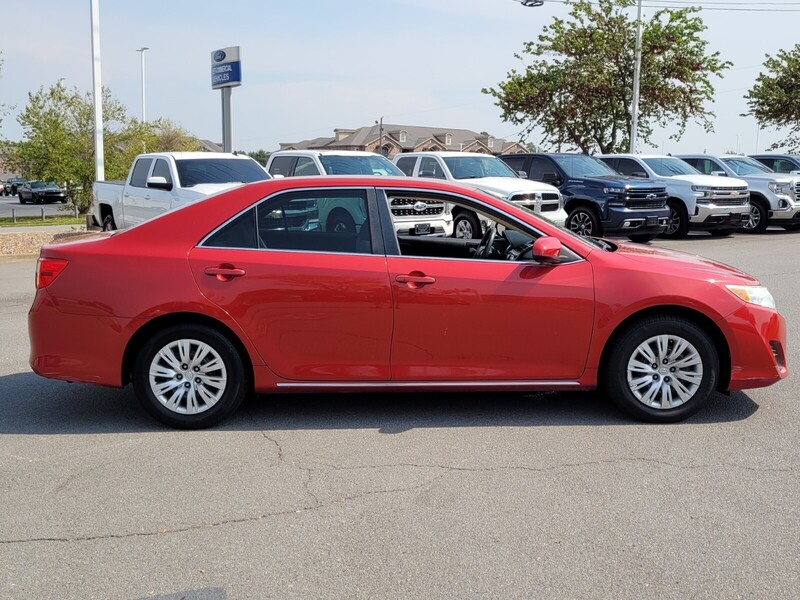 2013 Toyota Camry LE photo 2