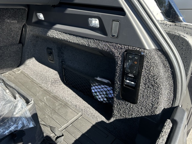 2025 Land Rover Range Rover SV photo 38