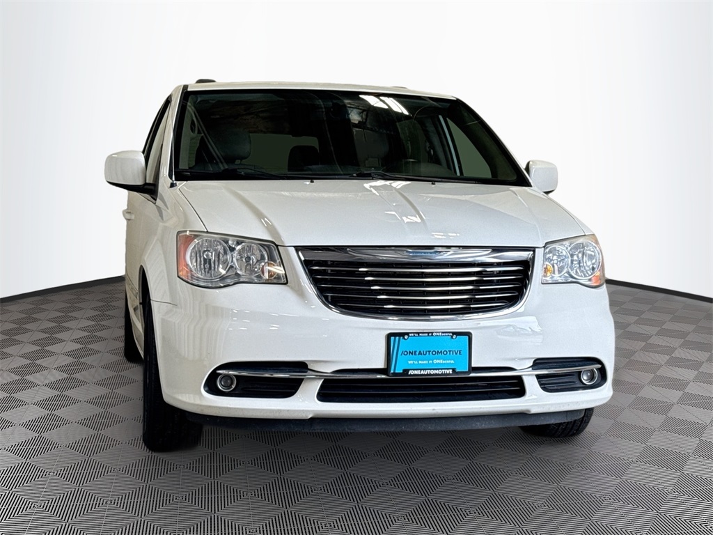 2013 Chrysler Town & Country Touring photo 3