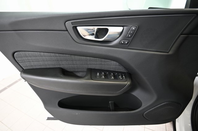 2022 Volvo XC60 B5 Momentum photo 21