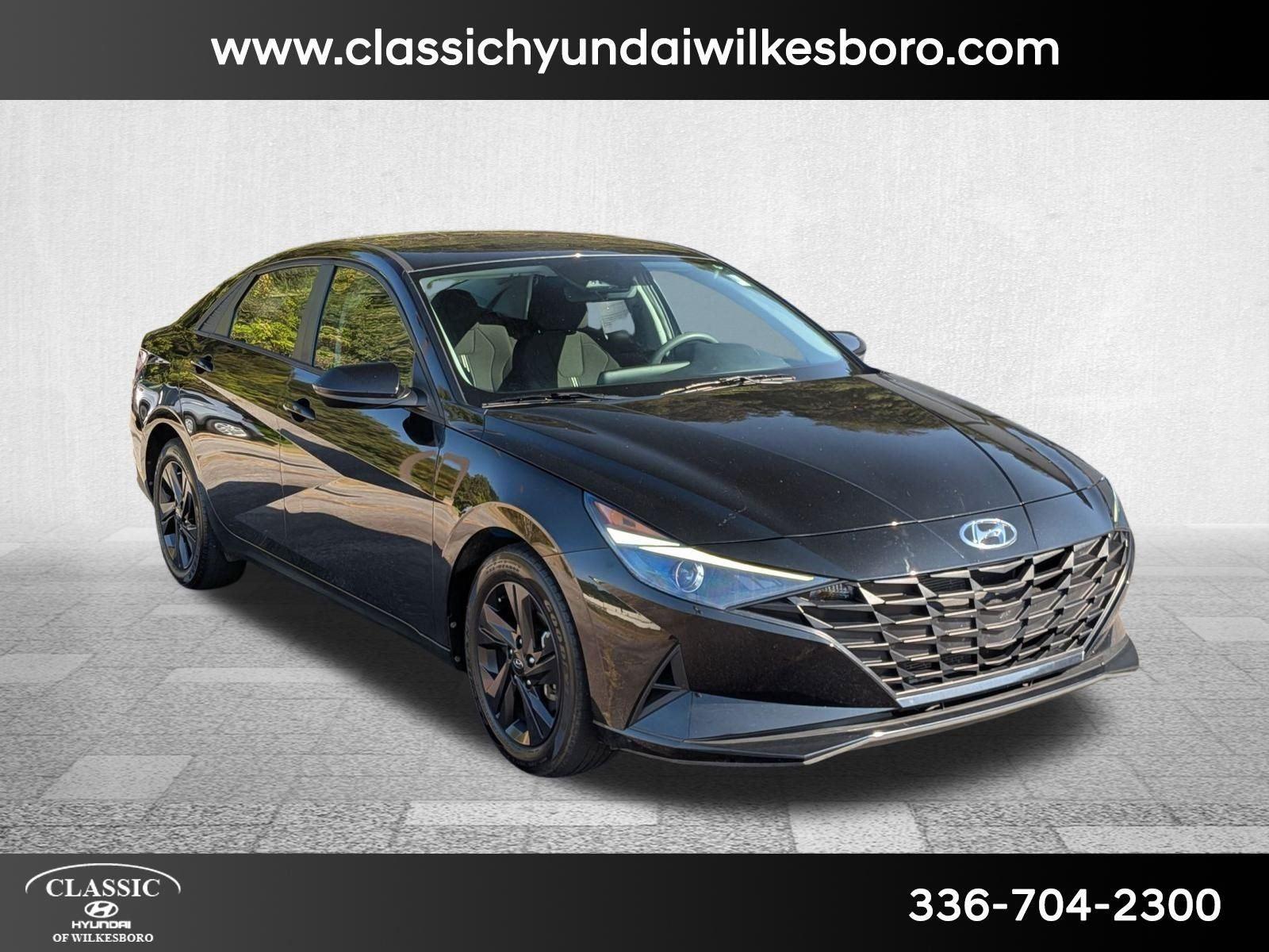 2022 Hyundai Elantra SEL photo 3