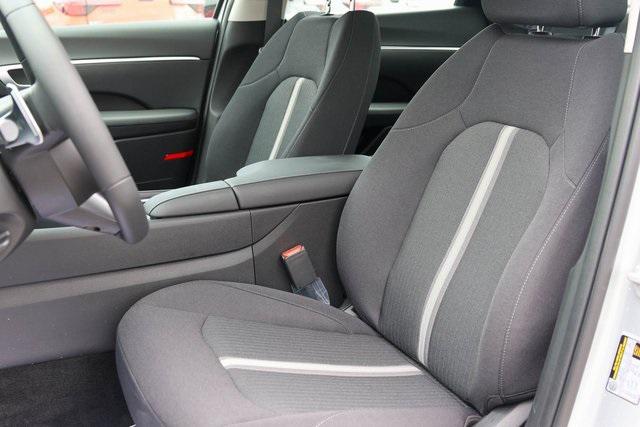 New 2025 Silver Hyundai SEL image 9