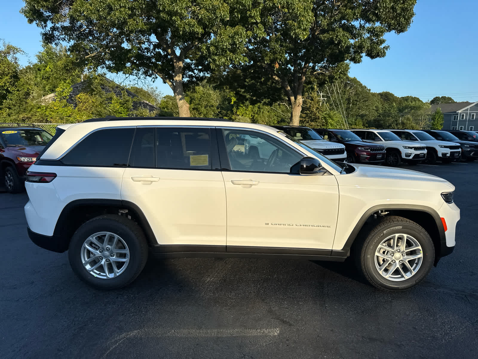 2025 Jeep Grand Cherokee Laredo X photo 2