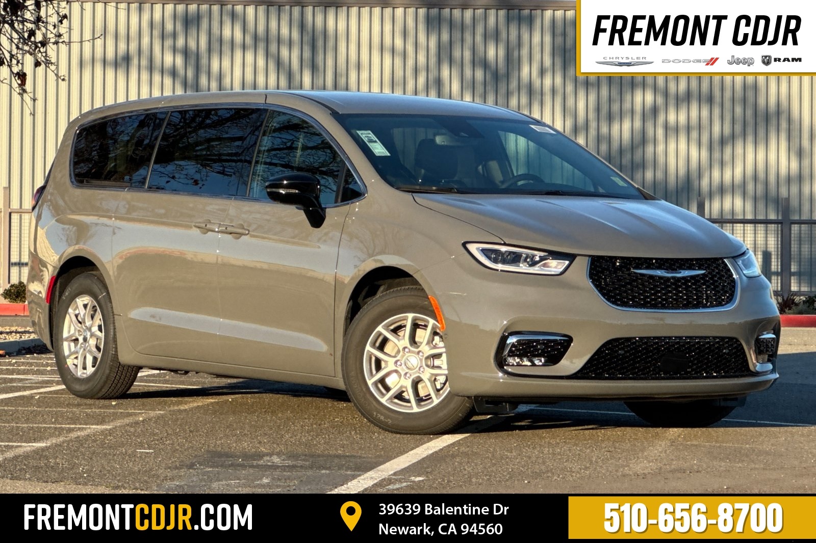 New 2025 Chrysler Pacifica Select 4D Passenger Van in Newark