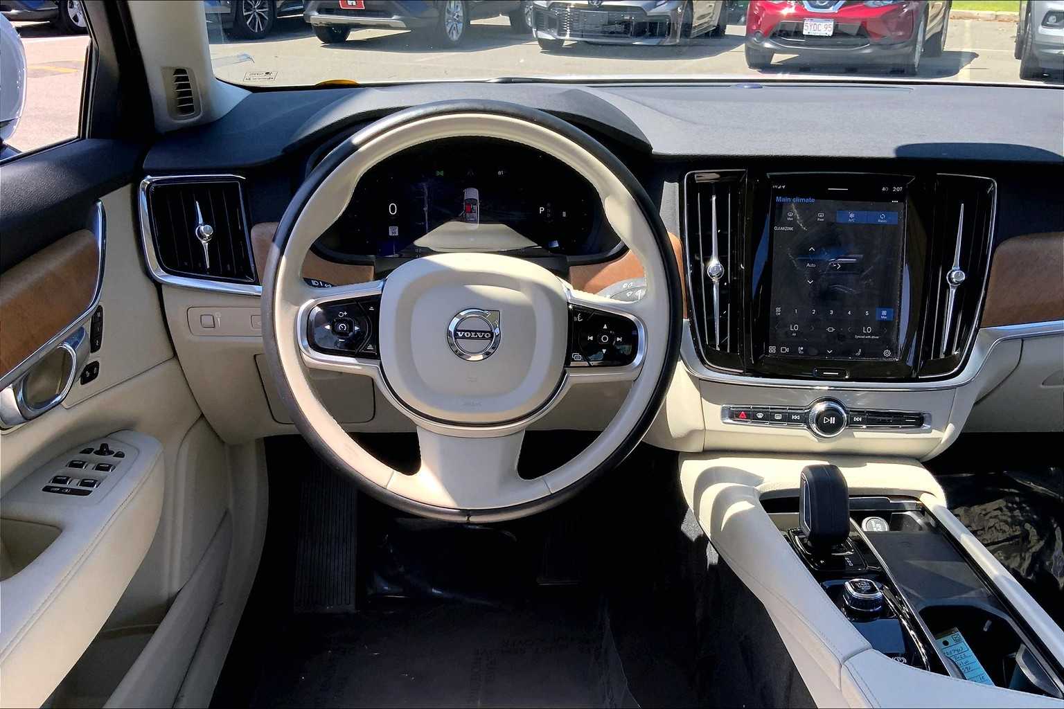 2022 Volvo S90 Momentum photo 5