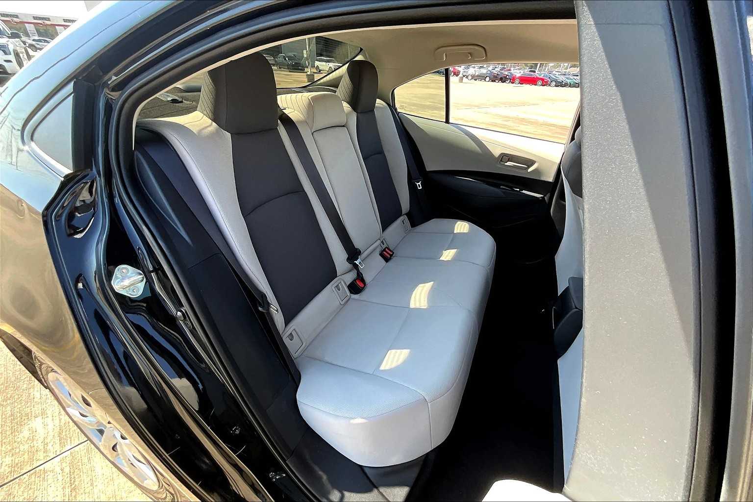 2022 Toyota Corolla LE photo 18