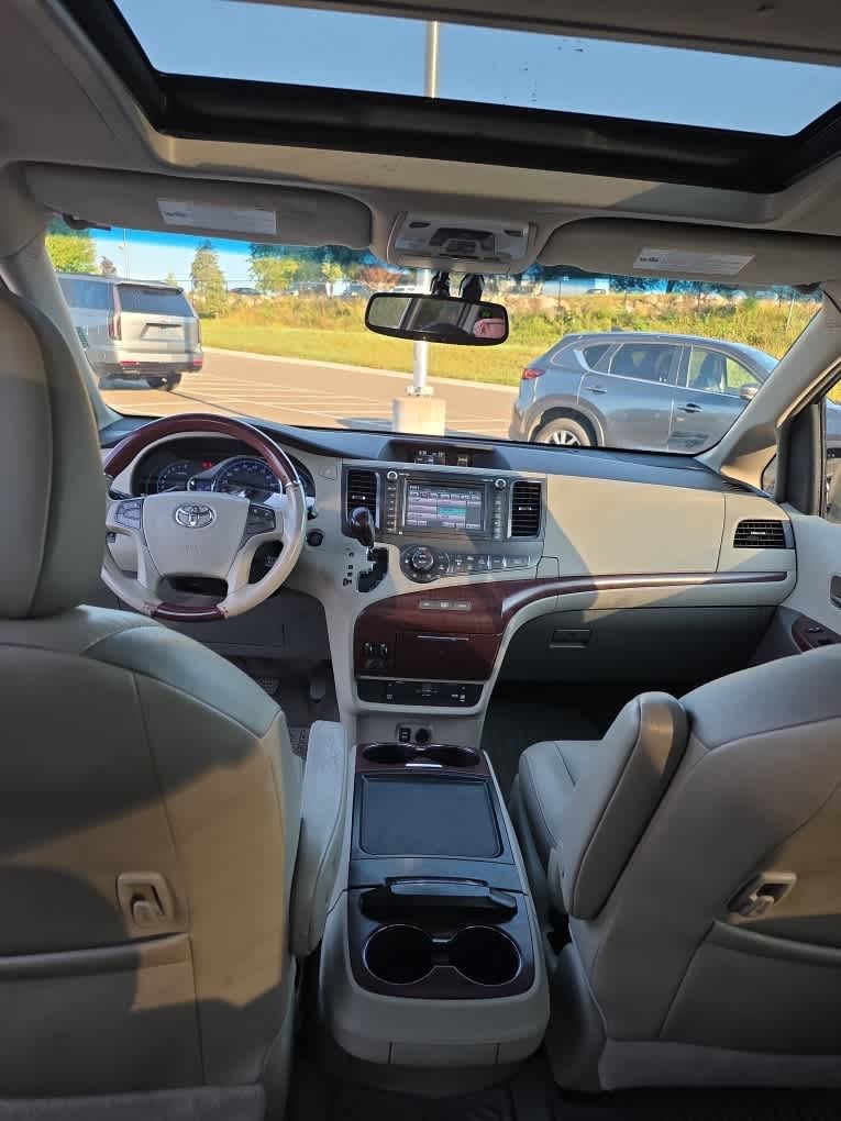 2012 Toyota Sienna XLE photo 6