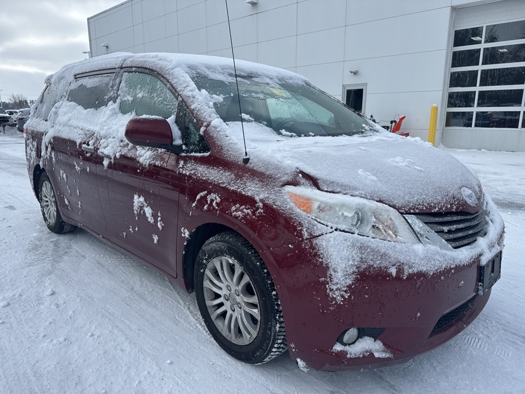 2013 Toyota Sienna XLE's photo