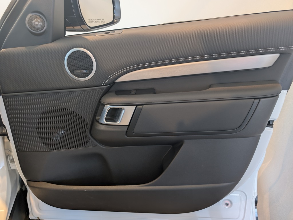 2025 Land Rover Discovery SE photo 24
