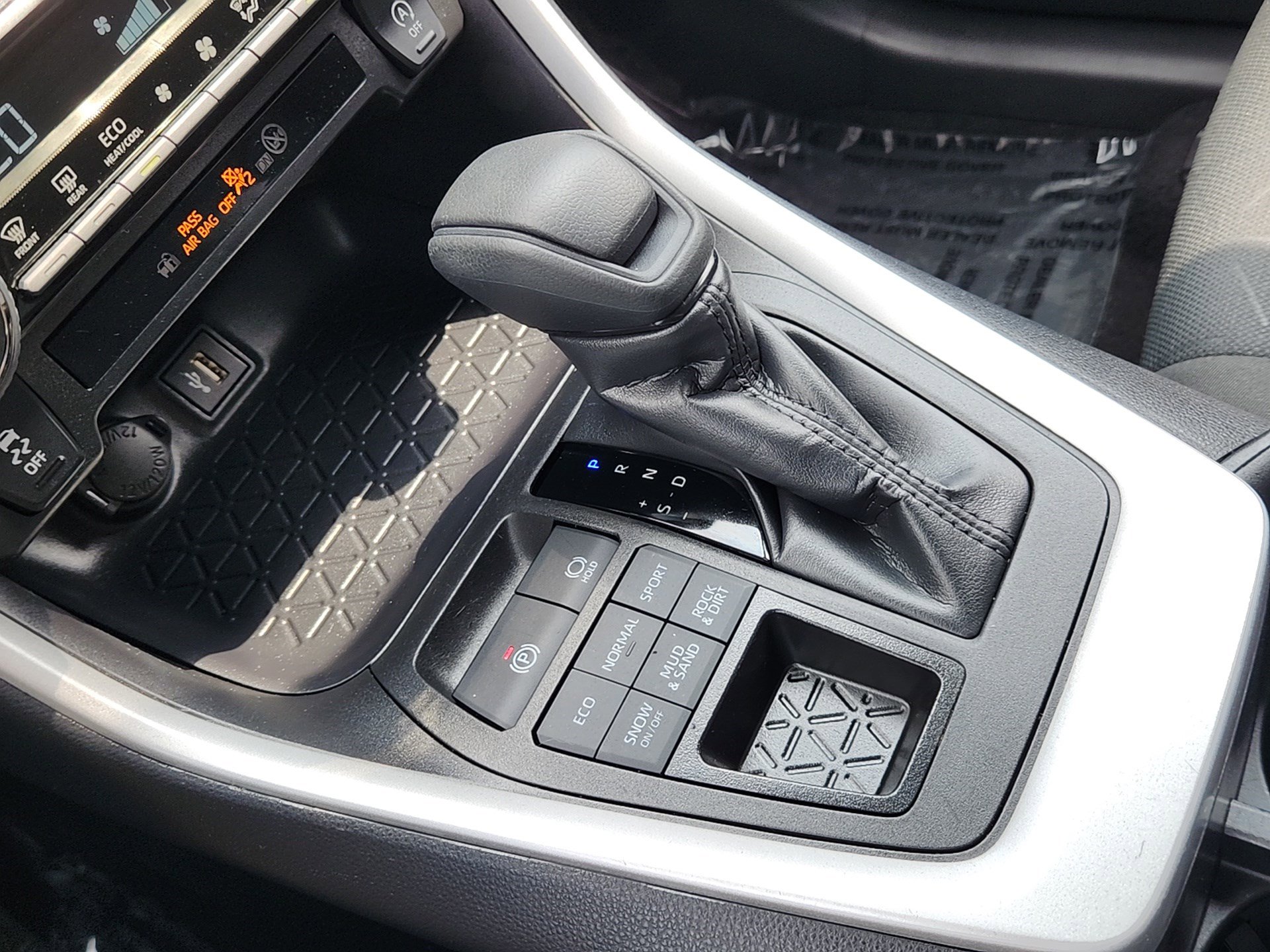 2025 Toyota RAV4 XLE photo 17