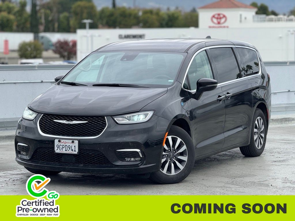 2023 Chrysler Pacifica Hybrid Touring L's photo