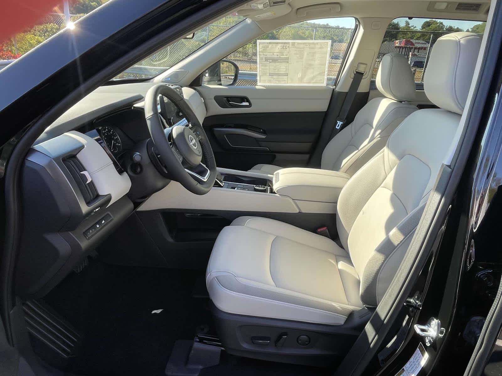2025 Nissan Pathfinder SL photo 12