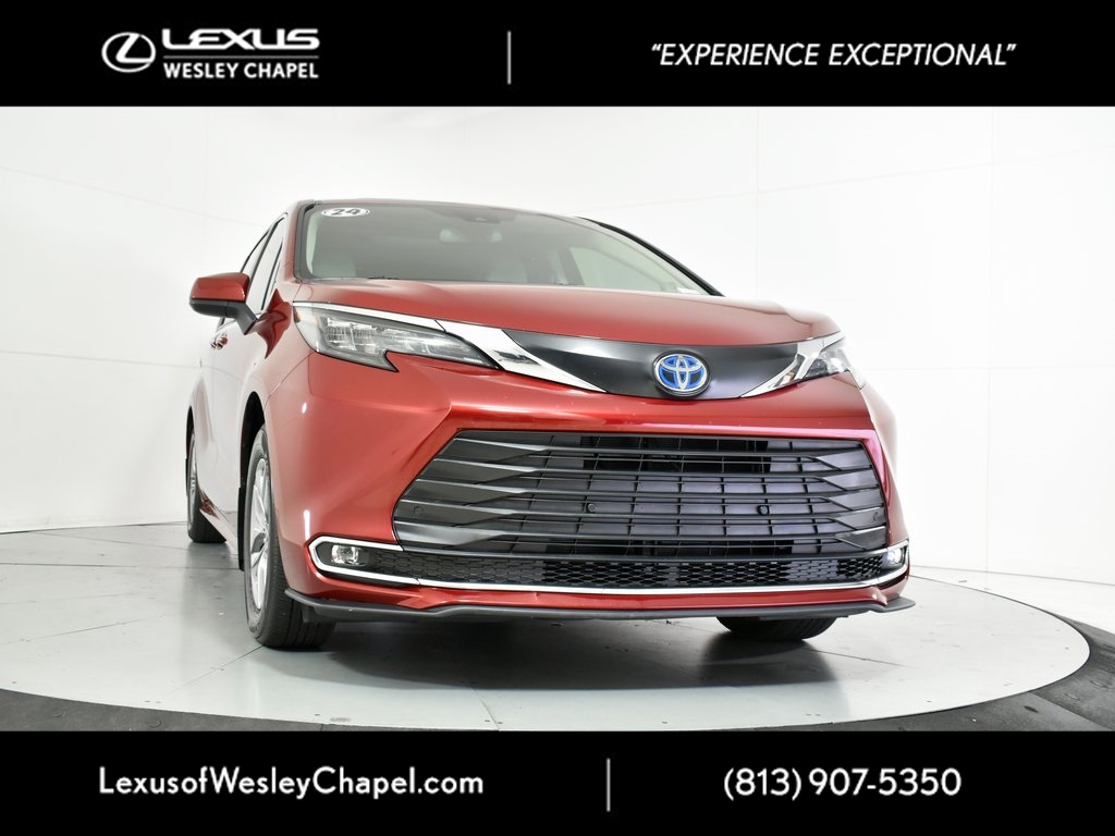 2024 Toyota Sienna XLE's photo