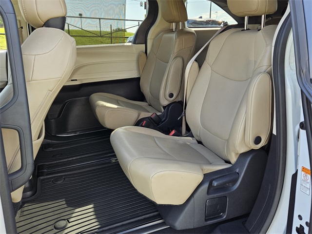2024 Toyota Sienna XLE photo 6
