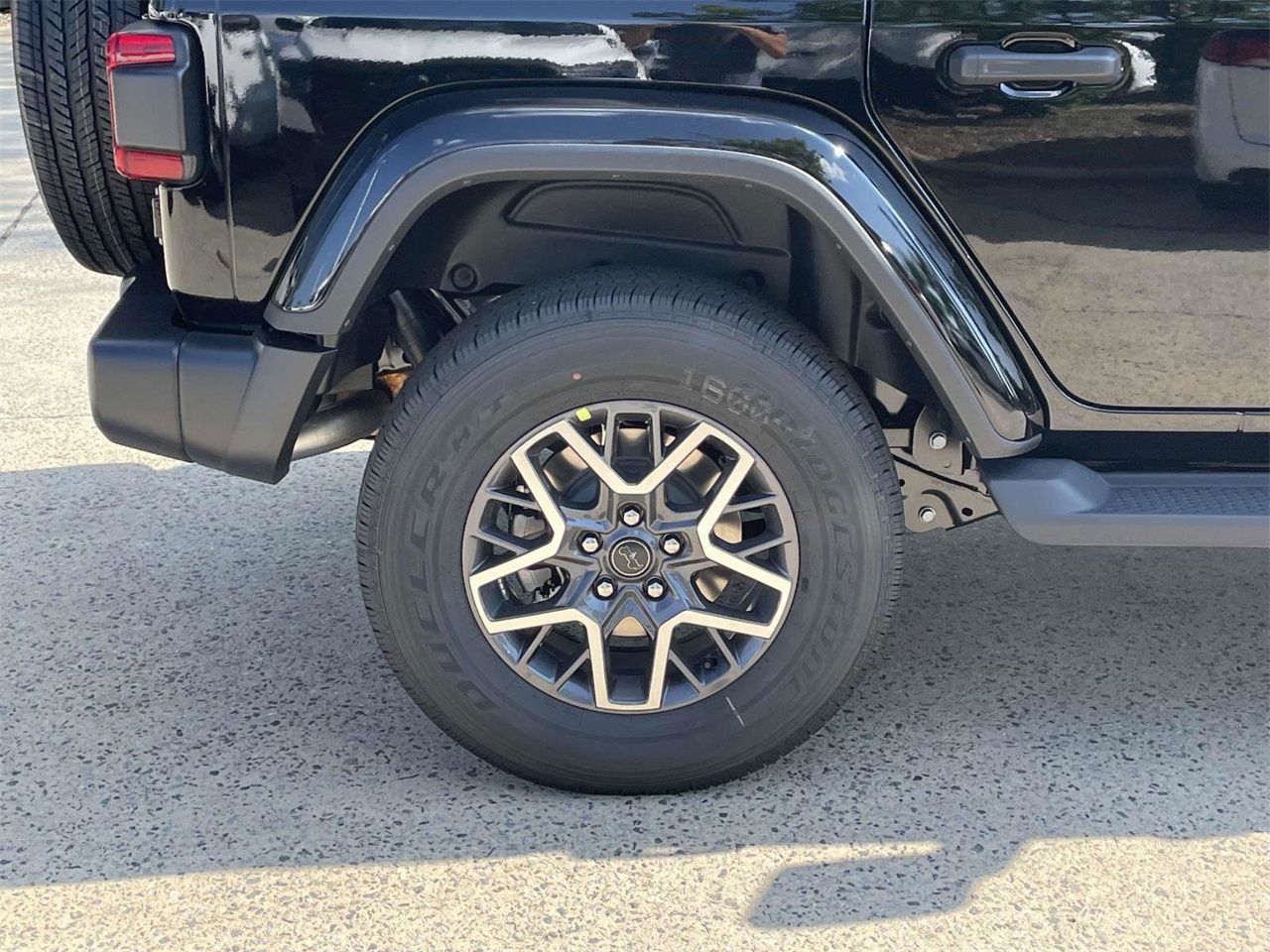 2025 Jeep Wrangler Sahara photo 32
