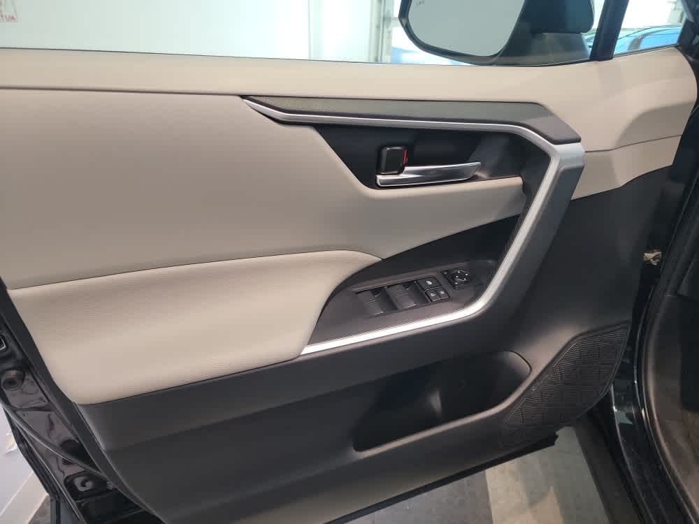 2021 Toyota RAV4 Hybrid XLE photo 2