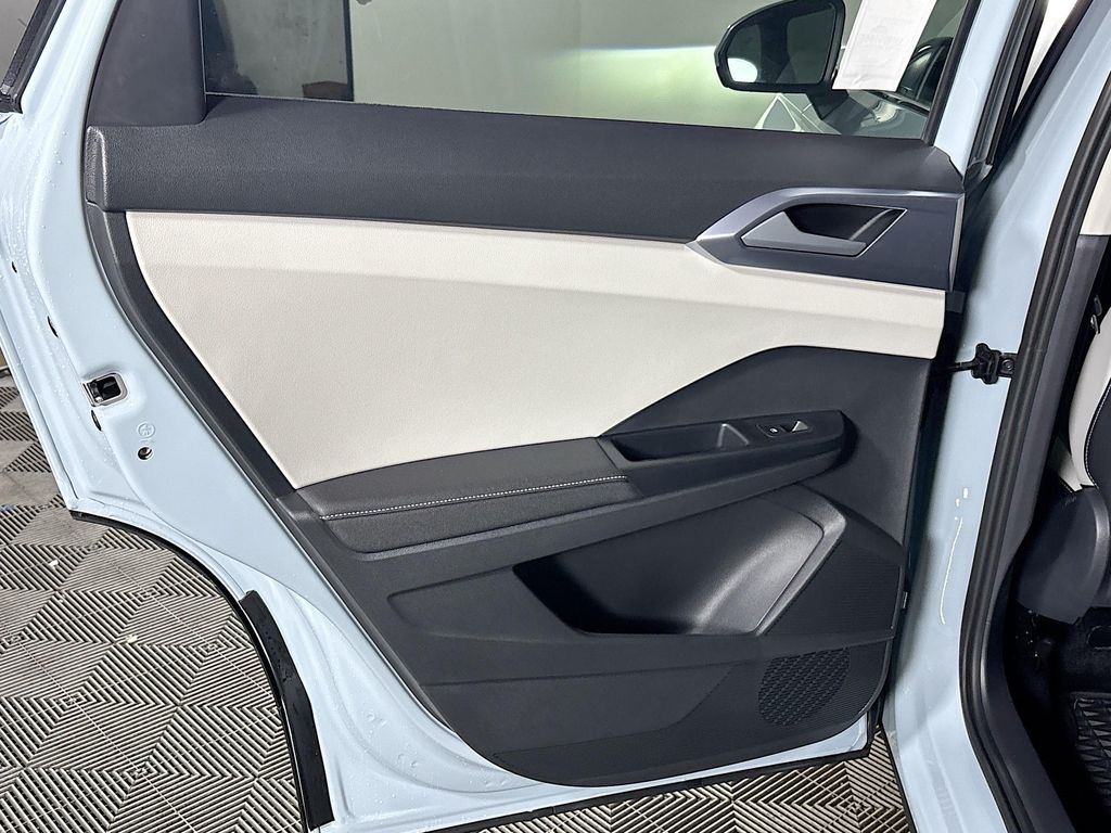 2025 Volkswagen Taos SE photo 13