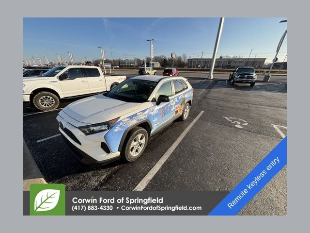 2019 Toyota RAV4 LE's photo