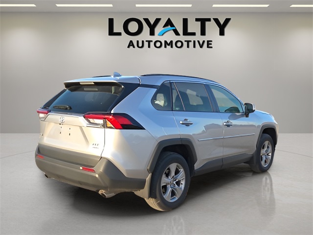 2025 Toyota RAV4 XLE photo 4