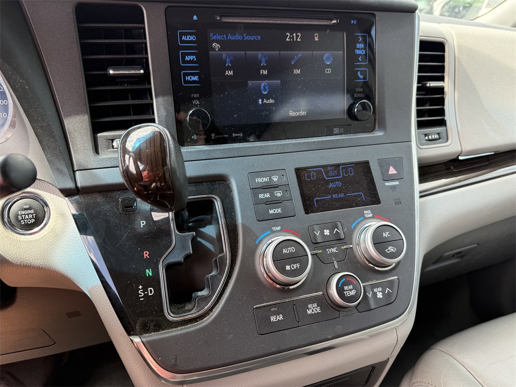 2017 Toyota Sienna XLE photo 3