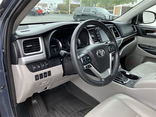 2015 Toyota Highlander Base Hybrid photo 2