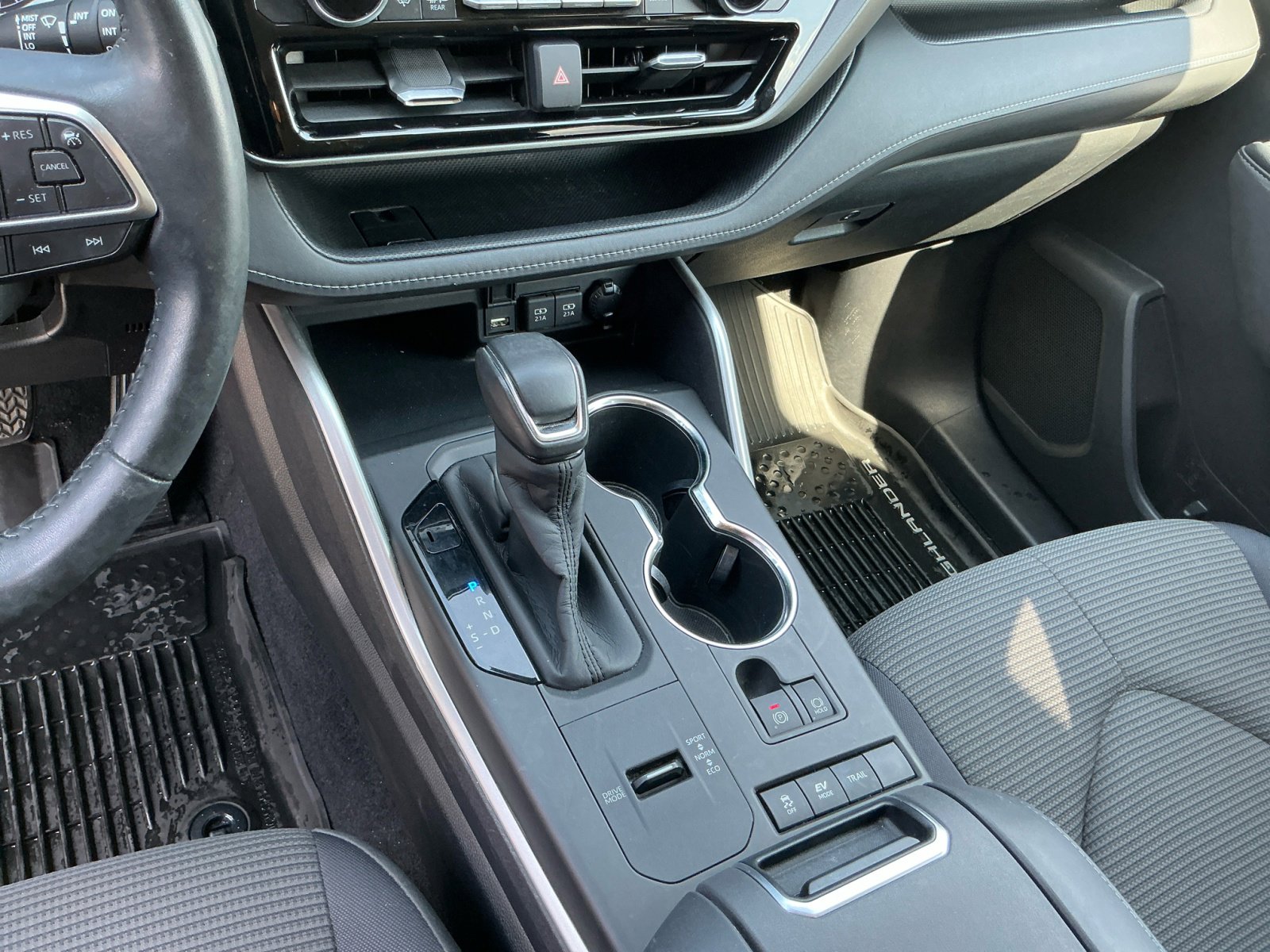 2020 Toyota Highlander LE photo 9